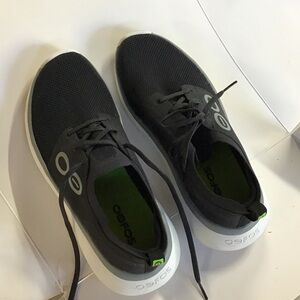 OOFOS Men's Black and White Sneakers